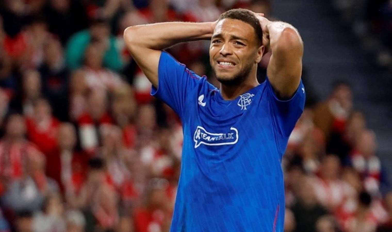 Athletic Bilbao – Rangers maçında ilginç anlar: Forması yırtıldı, hakem sarı kart gösterdi!