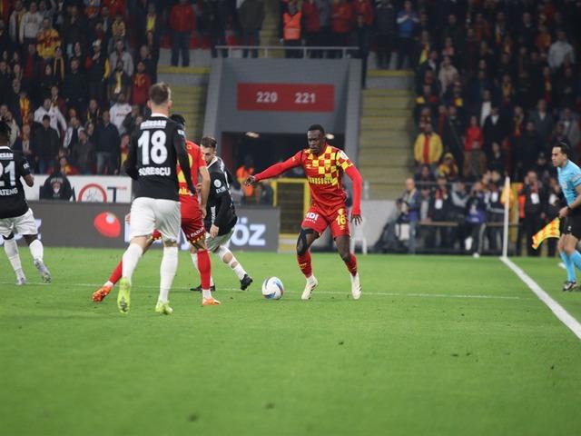 Böyle istatistik görülmedi! Taraftar tepkili, yarı finale çıktılar ama…