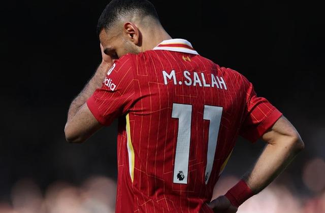 Fulham, İngiltere Premier Lig’de lider Liverpool’u 14 dakikada attığı 3 golle yendi
