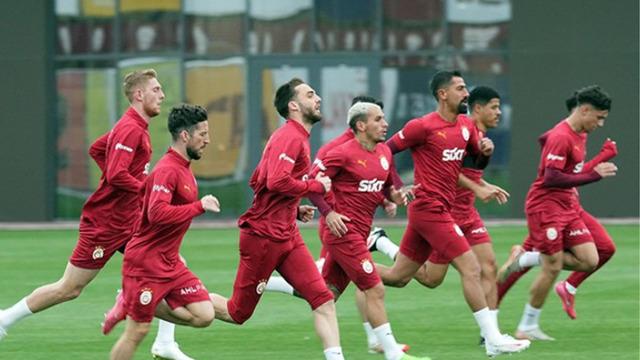 Galatasaray’ın kamp kafilesi belli oldu! Maça kısa süre kala büyük şok… Antrenmanda sakatlandı kadrodan çıkarıldı
