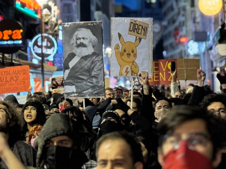 İzmir’de öğrenciler protestolara devam ediyor: ‘Bu ülkenin gençliği biat etmeyecek’