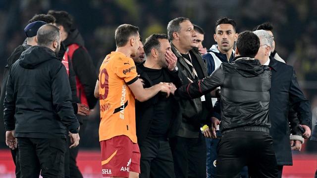 Mourinho derbi maçı sonrası yaşananlar için ‘Hollywood’ benzetmesi yapmıştı! Okan Buruk’tan gece yarısı yanıt gecikmedi