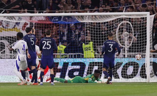 Onana yine bildiğiniz gibi… Golü atan bile şaşırdı! Manchester United kalecisinin yediği o gol sonrası taraftarlar Altay Bayındır isyanında bulundu