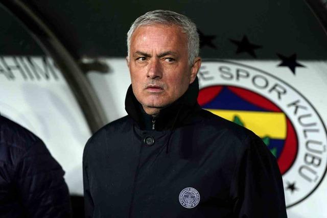 Trabzonspor galibiyeti sonrası Mourinho’dan beklenmedik hamle! Bu kez rakip soyunma odasına gitti ve…