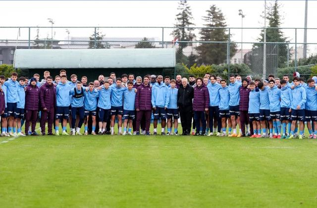 Trabzonsporlu oyunculardan UEFA şampiyonluğu kovalayan 19 yaş altı takıma ziyaret