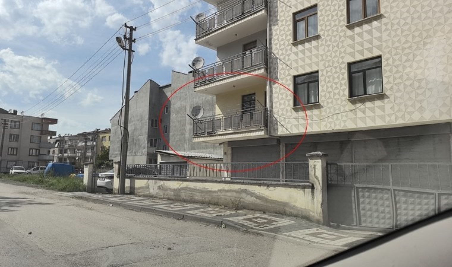 6 yaşındaki Ensar 1. kattan düştü: Yaralandı!