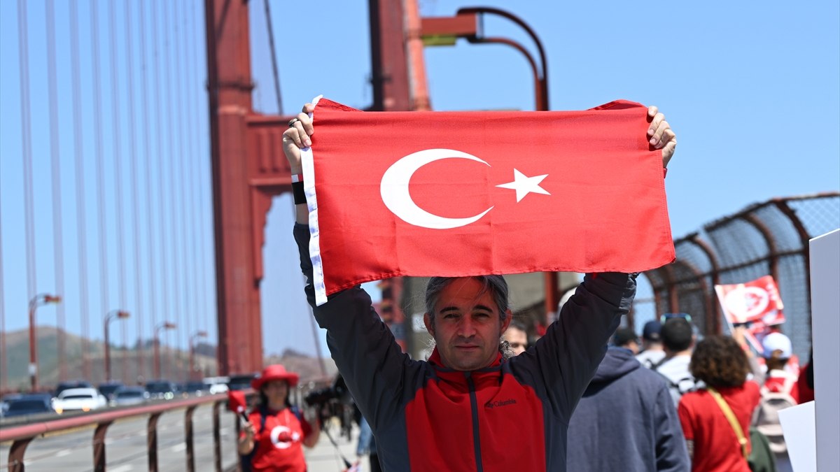 ABD, San Francisco Golden Gate Köprüsü’nde 19 Mayıs coşkusu