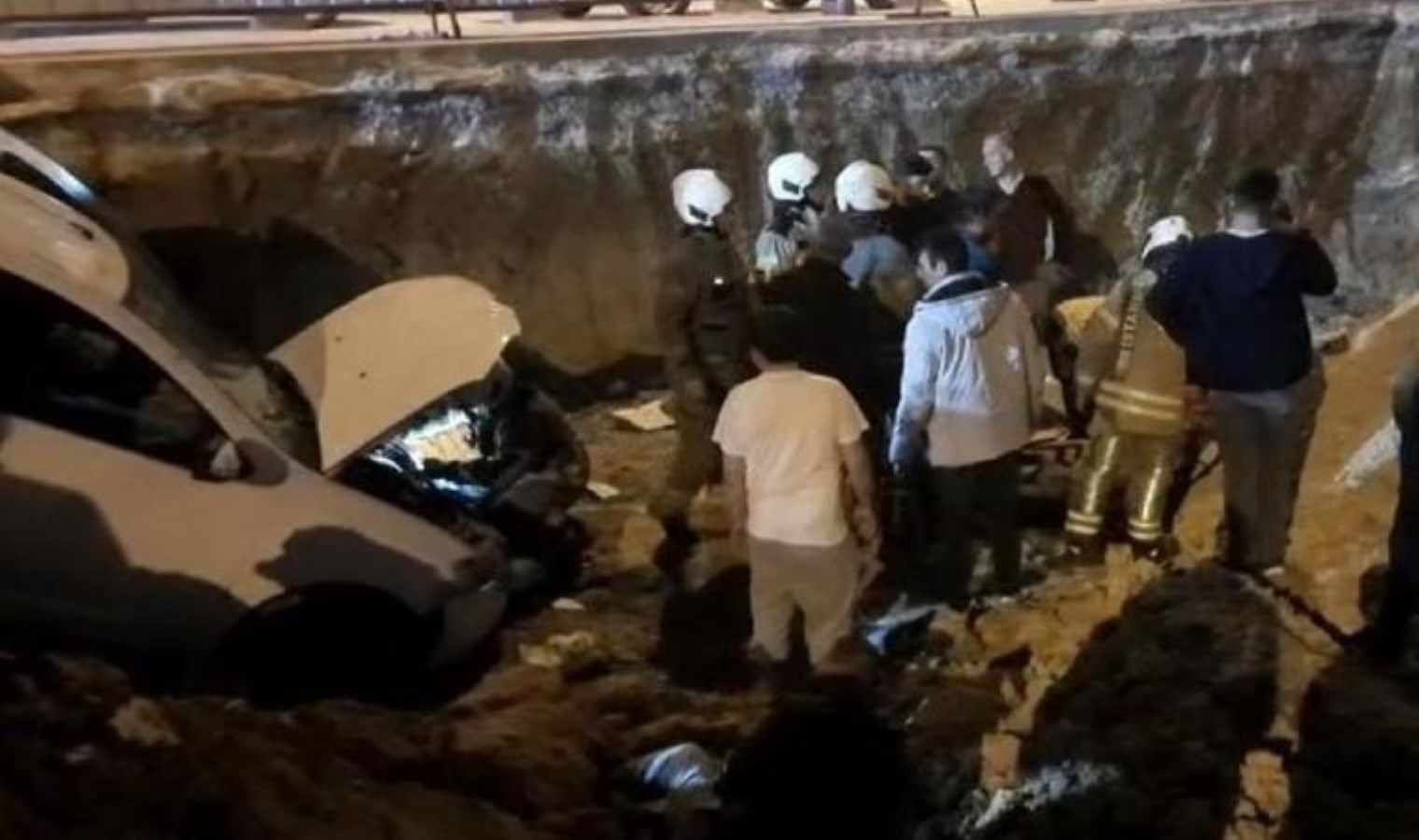 Arnavutköy’de bekçiye çarpıp şantiye alanına uçtu!