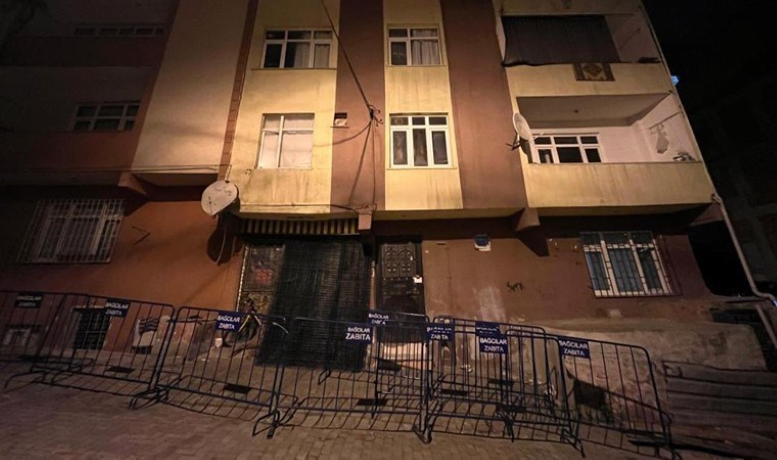 Bağcılar’da inşaatın temel kazma işlemi sırasında hasar gören 5 katlı bina mühürlendi
