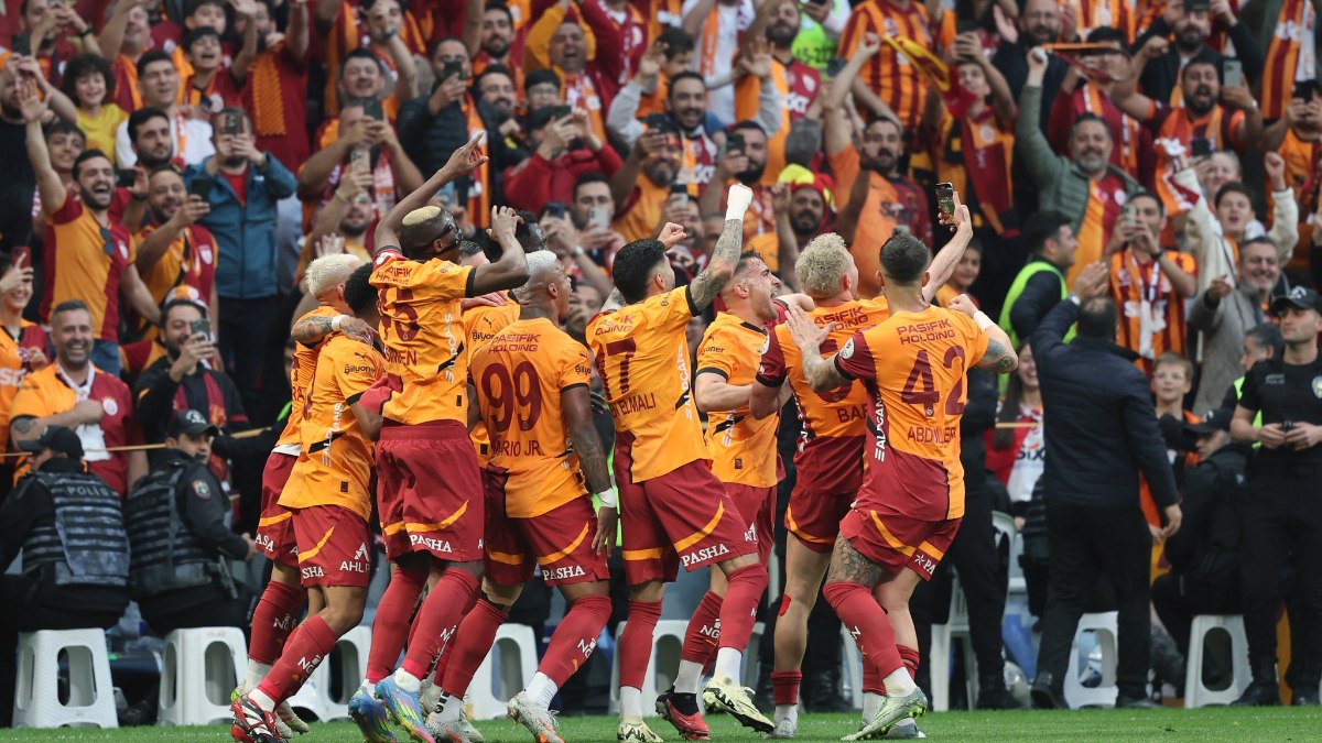 Barış Alper Yılmaz’ın golünde selfie sevinci