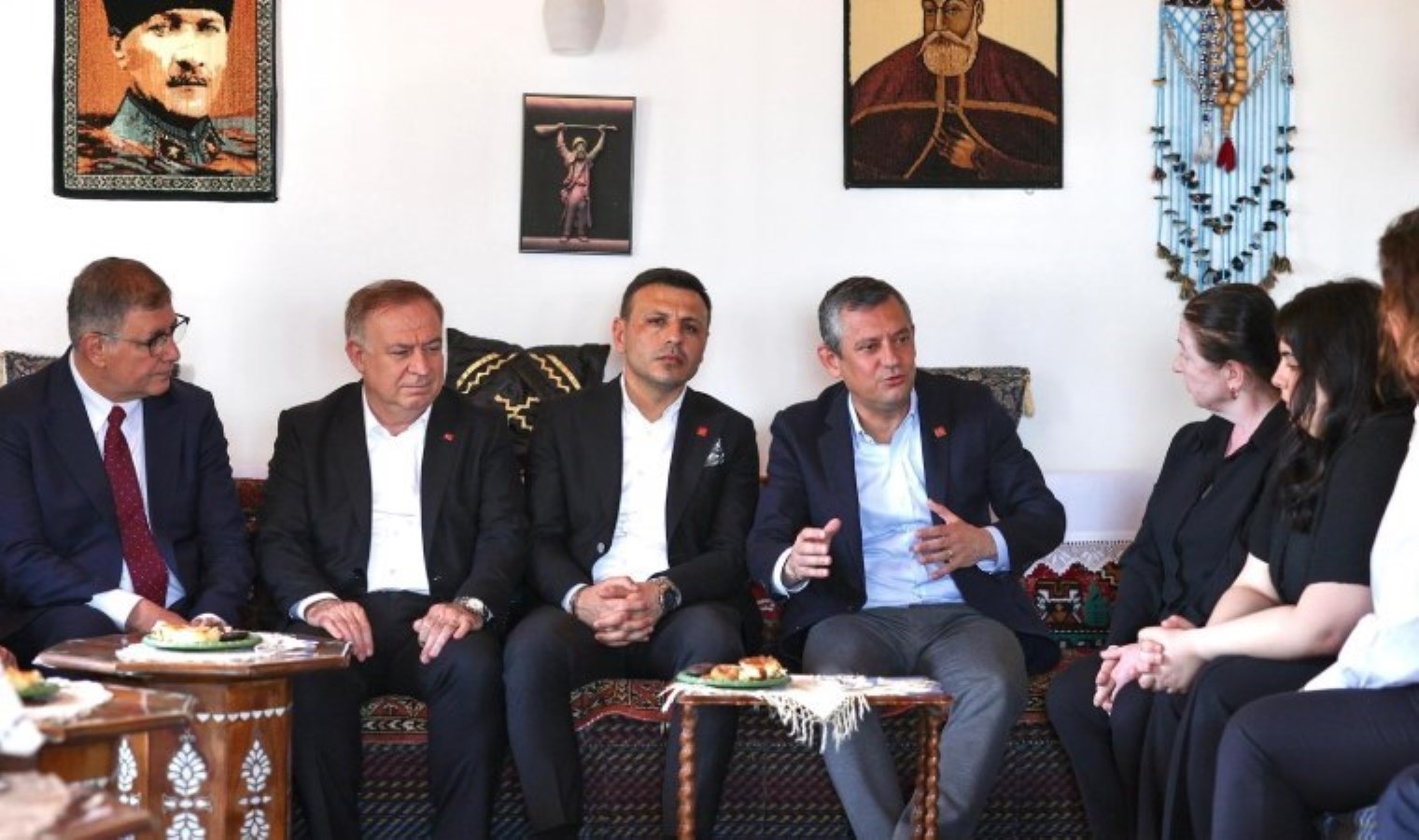 Cemil Tugay, Özgür Özel ile bir araya geldi: ‘Şiddeti meşrulaştıran söylemlerle…’