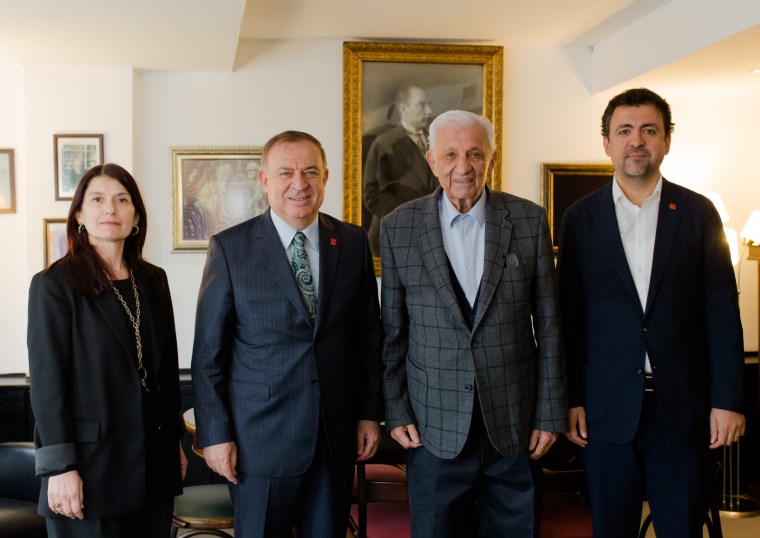 CHP’li Gökan Zeybek’ten Cumhuriyet’e 101. yıl ziyareti: Halkın sesi oluyor
