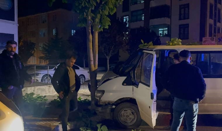 ‘Dur’ ihtarına uymadı, ağaca çarpıp durdu!