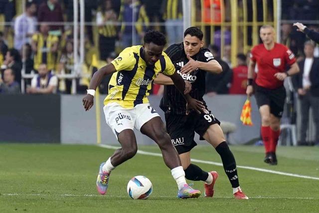 Fenerbahçe-Beşiktaş derbisinin ilk yarısında tek gol var!