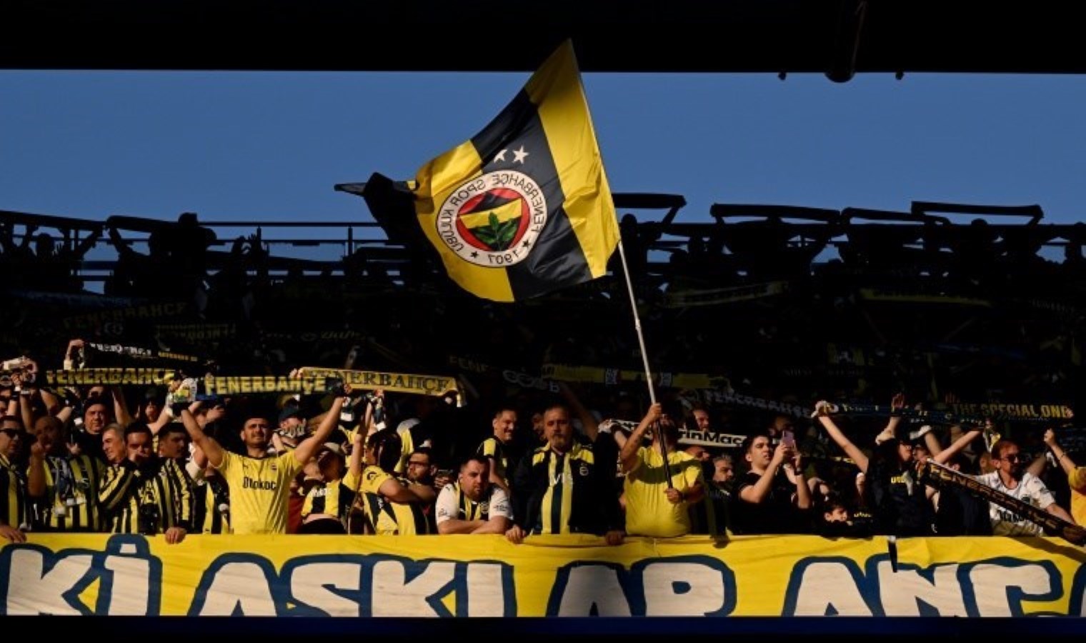 Fenerbahçe tribünlerinde ‘Yönetim istifa’ sesleri!