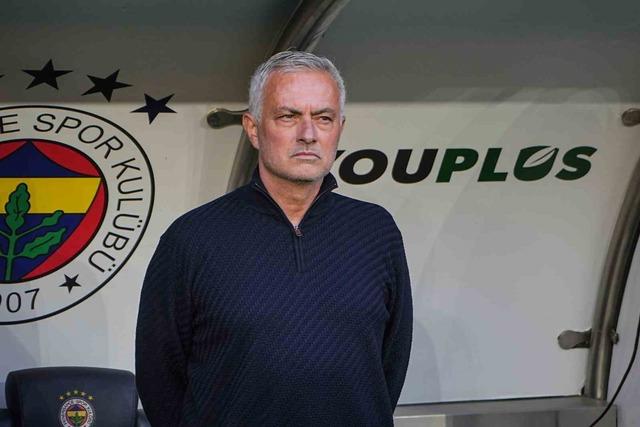 Fenerbahçe’de gol gelince taraftar çıldırdı… Büyük tepki var! Tribünler o ismi başkanlığa davet etti