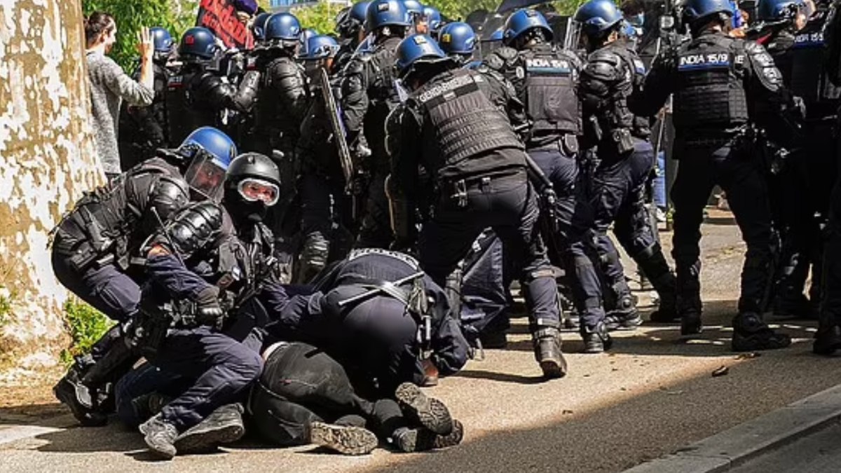 Fransız polisi, 1 Mayıs gösterilerinde protestoculara şiddet uyguladı