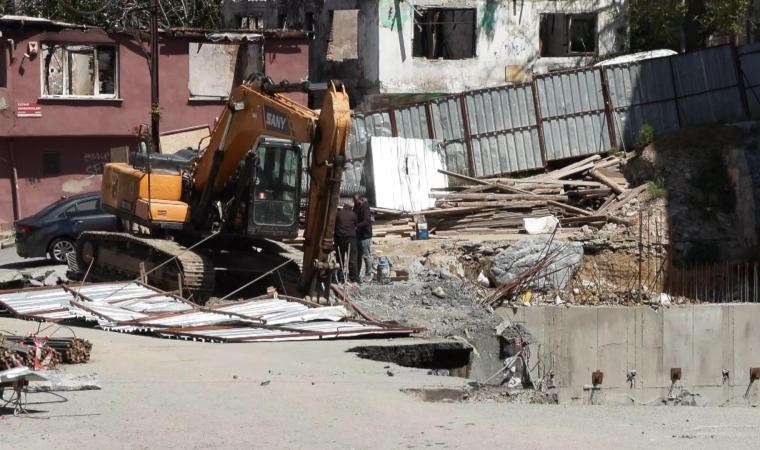 Gaziosmanpaşa’da yol çöktü: İki bina tahliye edildi!