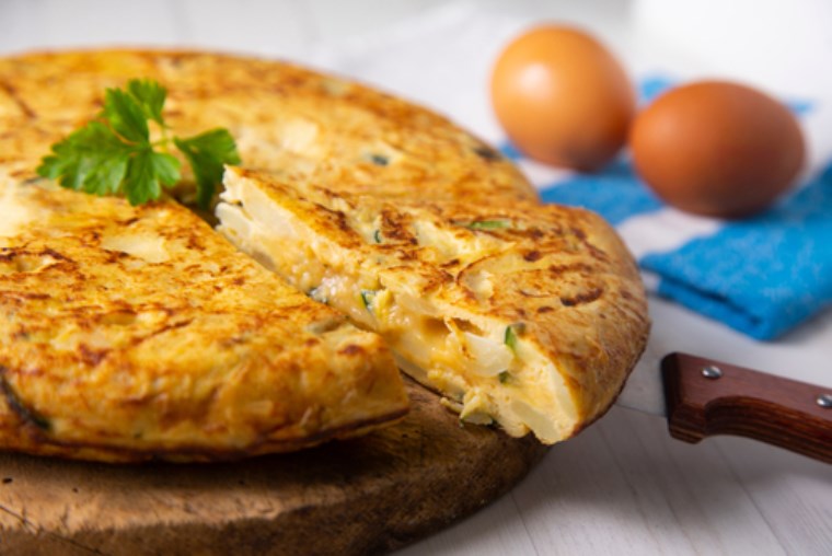 Güne lezzetli ve doyurucu bir başlangıç: Patatesli omlet tarifi