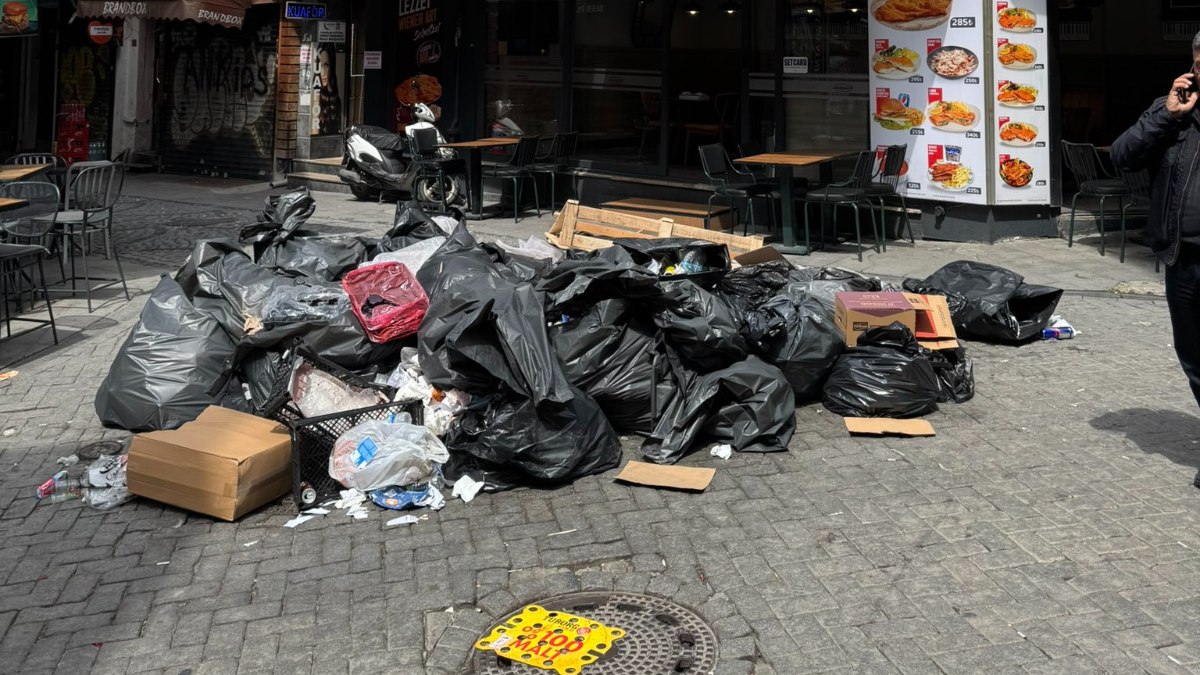 İstanbul Beşiktaş’ta caddelerde çöp dağları
