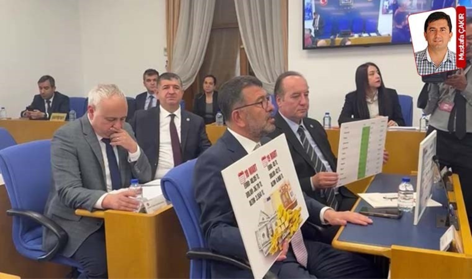Merkez Bankası’nın TBMM’deki sunumunda CHP pankartlı protestoda bulunurken, Karahan son dönemdeki gelişmelere dikkat çekti