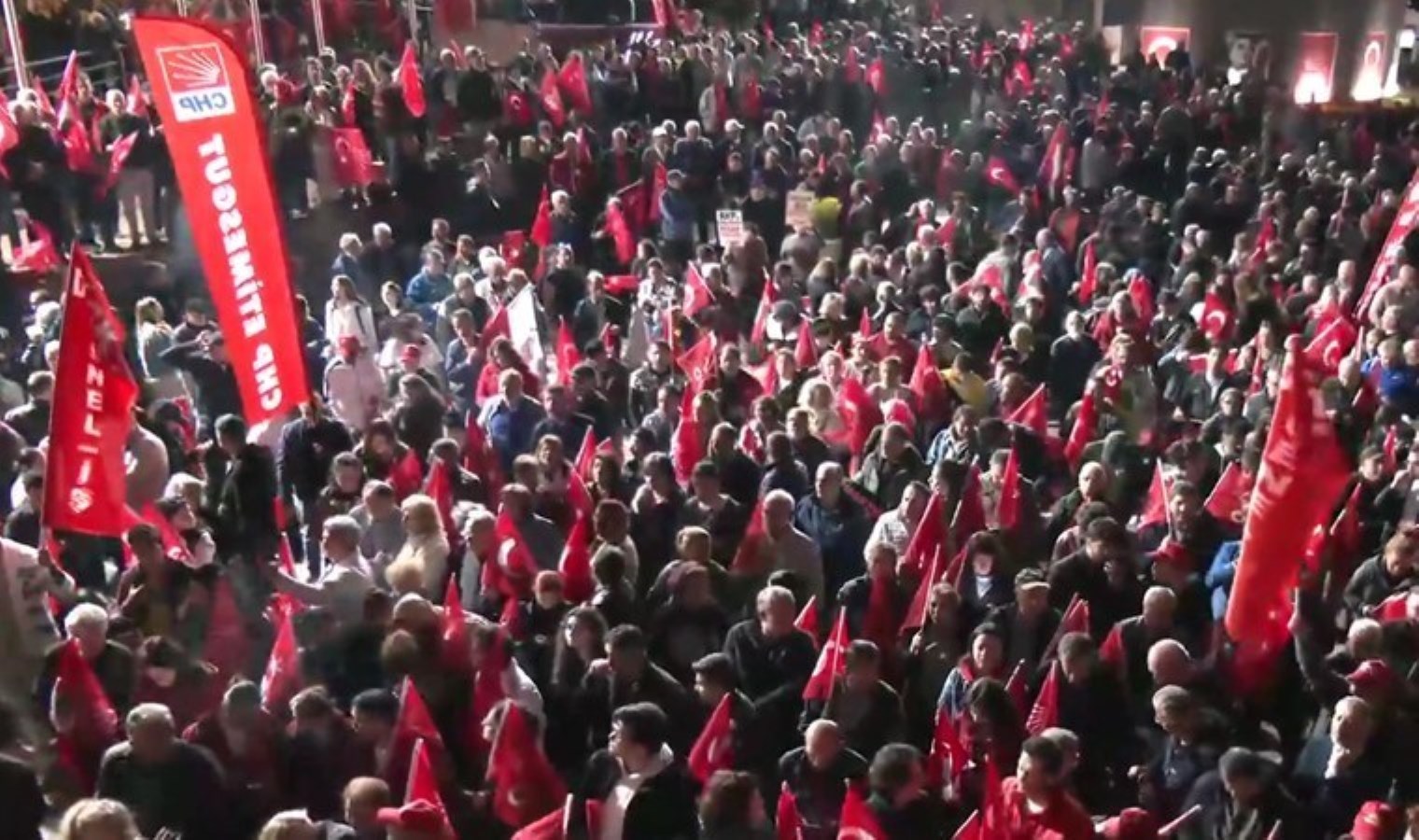 Özgür Özel’e yumruklu saldırı… Çağrı yapılmıştı: CHP’liler genel merkez önünde toplandı!