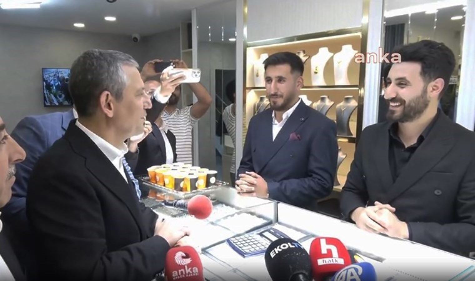 Özgür Özel’in Van’da kuyumcu esnafı ile diyaloğu gündem oldu: ‘Bu hesabı Trabzon’da, Adana’da, Trakya’da da yaptım…’