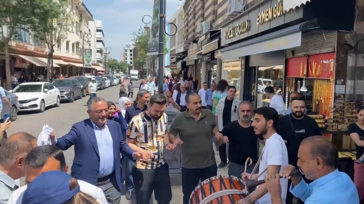PKK kendisini feshetti: Diyarbakır’da halaylar çekildi