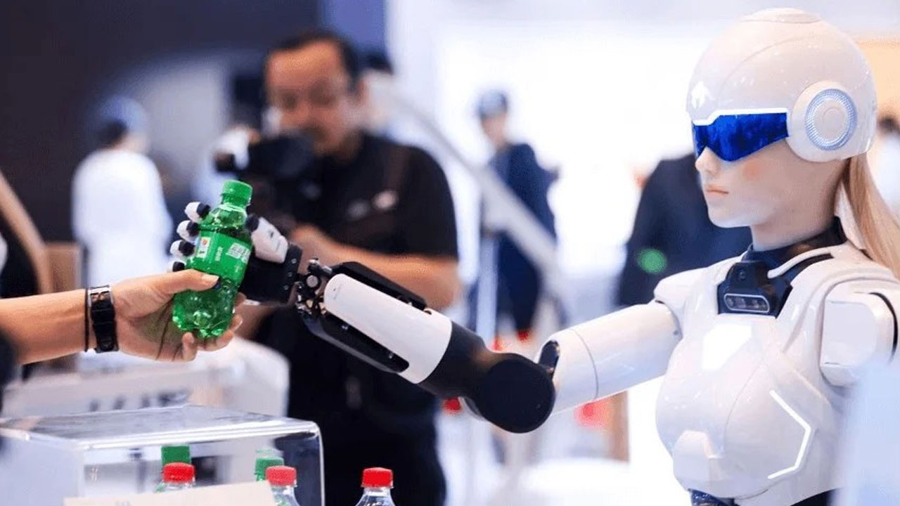 Showroom’da insan yerine robot: Chery, otomobil satışında yeni bir dönem başlatıyor