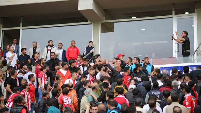 Sivasspor kendini ateşe attı! Tribünde ‘İstifa’ sesleri yükseldi