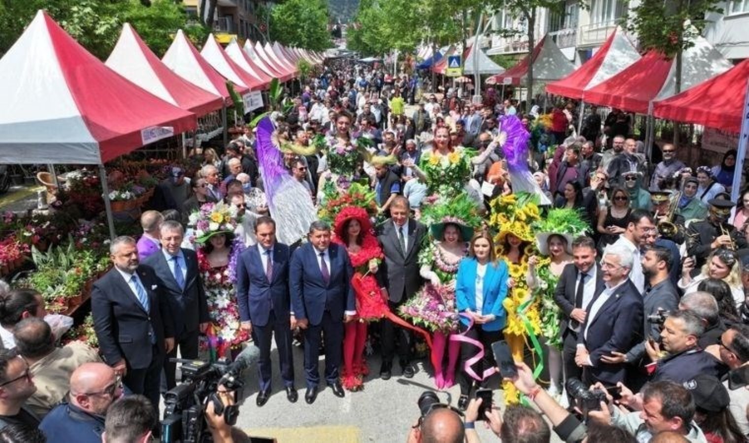 Uluslararası Bayındır Çiçek Festivali coşkuyla başladı