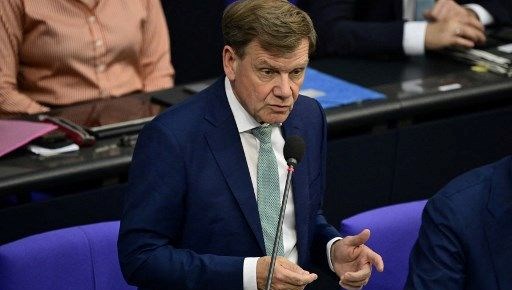 Alman bakana mecliste Gazze protestosu: “Elinizde kan var”