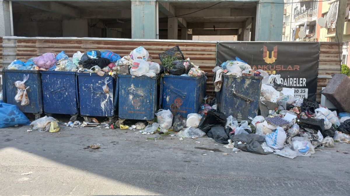 Buca’da işçiler grevde: Sokaklarda çöp dağları oluştu