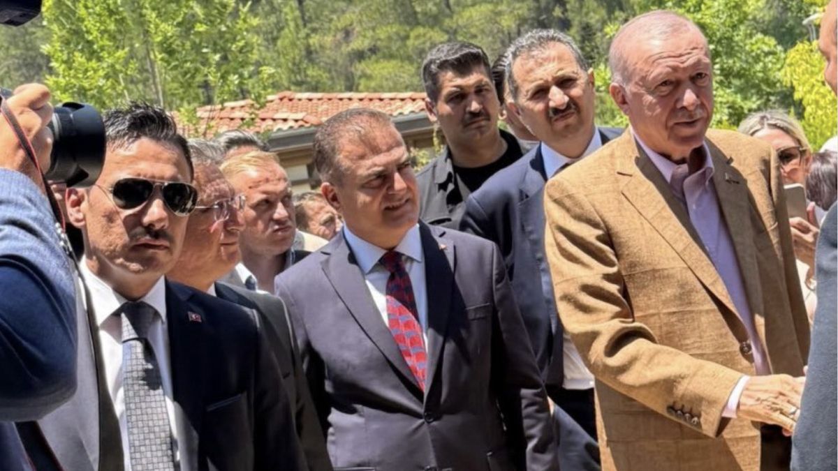 Cumhurbaşkanı Erdoğan’ın yazlık kahverengi takım elbisesi gündem oldu