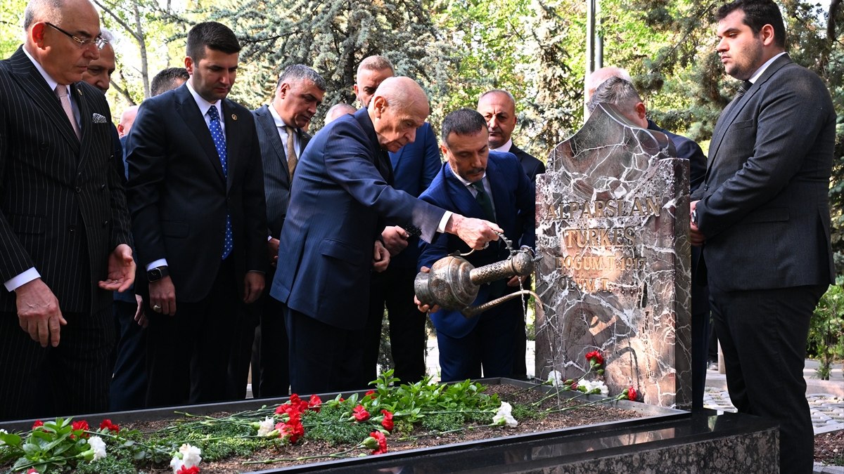Devlet Bahçeli’den Alparslan Türkeş’in kabrine bayram ziyareti