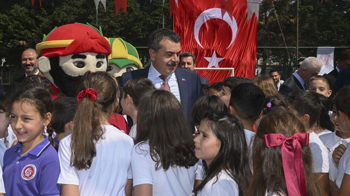 Eğitim Bakanı açıkladı: Okullarda serbest kıyafet dönemi bitti