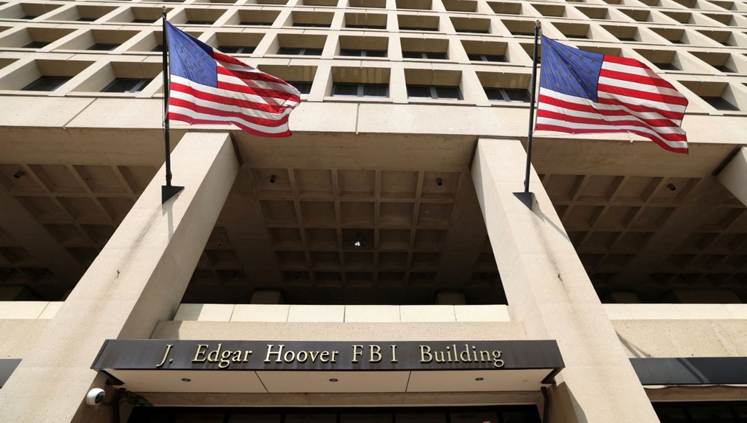 FBI Direktörü, “İşten çok gece kulübüne gidiyor” diyen gazeteciye dava açtı