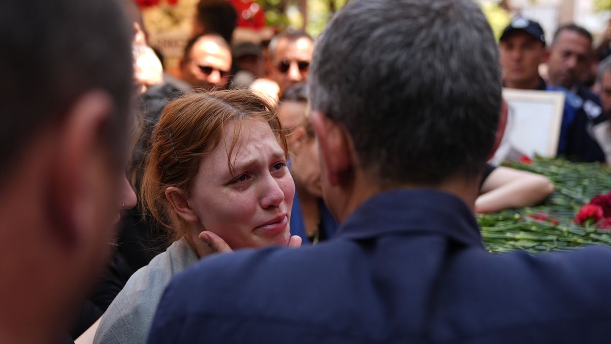 Ferdi Zeyrek’i son yolculuğuna kızları uğurladı