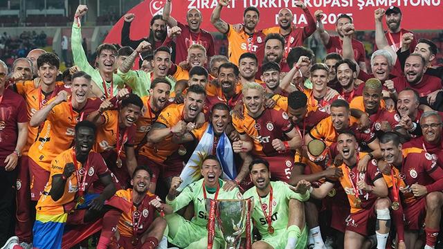 Galatasaray’ın yıldızı Beşiktaş’a önerildi! Okan Buruk biletini kesti, takımdan ayrılıyor…