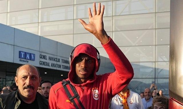 Gece yarısı açıklandı! Galatasaray taraftarını yıkan haber geldi… Teklifi bu kez kabul etti! Osimhen’i açıkladılar