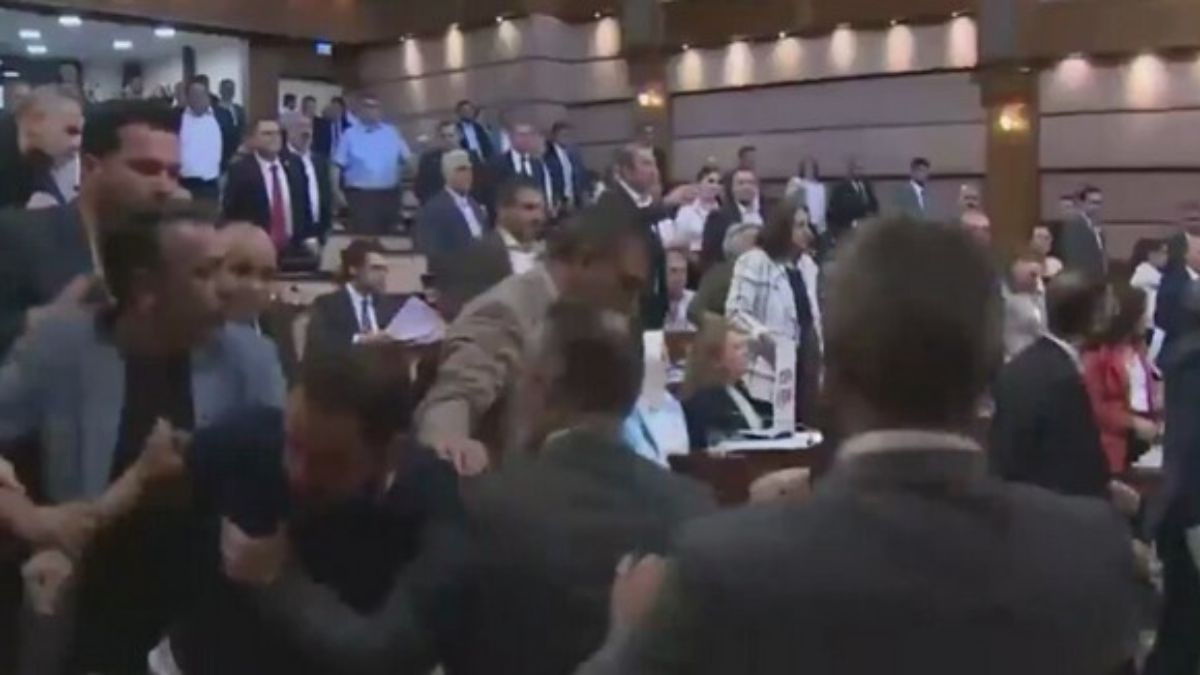 İBB Meclisi’nde AK Partili ve CHP’liler arasında arbede
