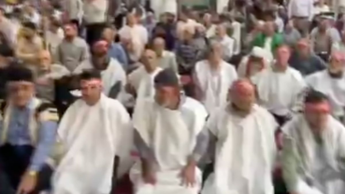 İran Ahvaz’da kefenle cuma namazı