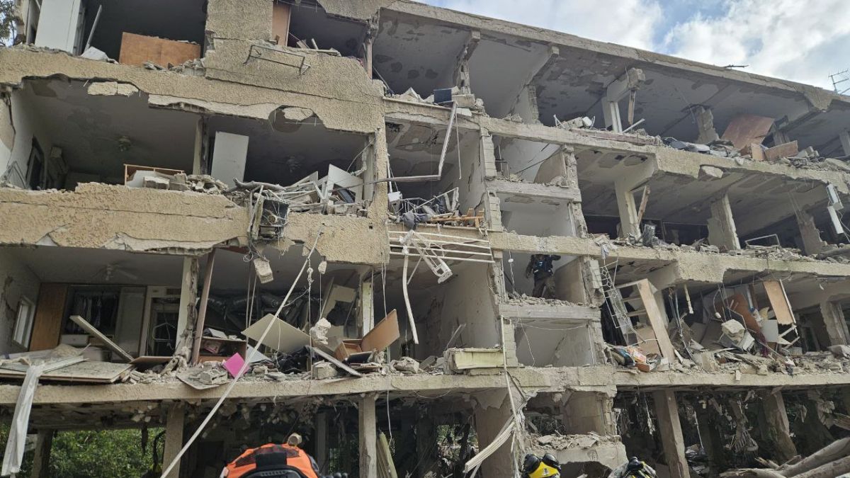 İran’ın vurduğu İsrail’de yıkım manzaraları