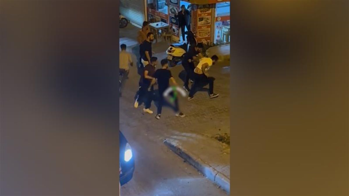 İzmir’de polise ve jandarmaya hakaret eden şahsa meydan dayağı