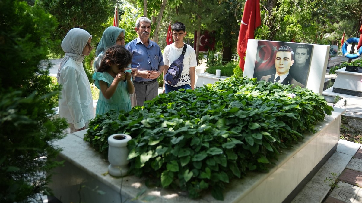 İzmir’de şehit yakınlarından Kurban Bayramı’nın ilk gününde şehitlik ziyareti