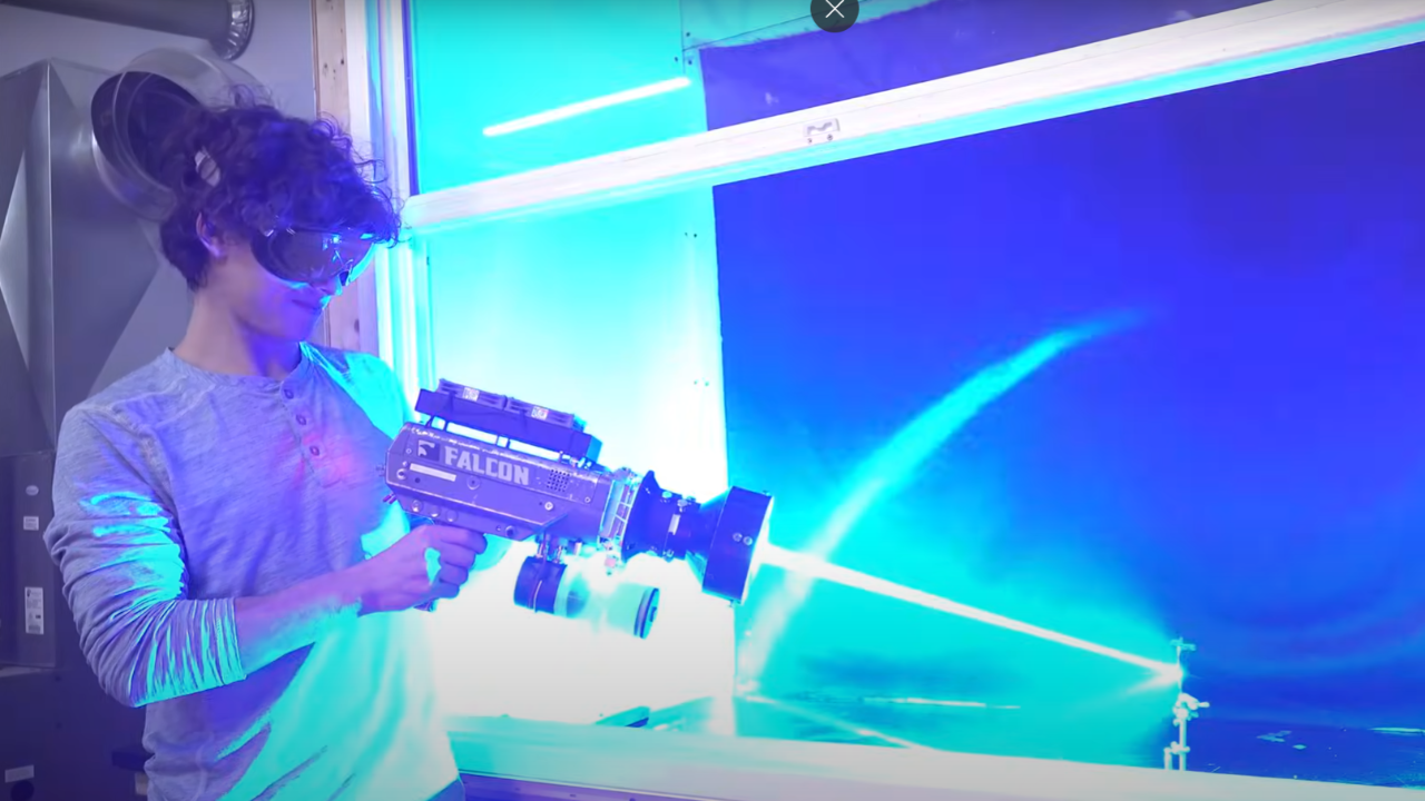 Kendi yaptığı el tipi lazerle titanyumu delmeyi başardı