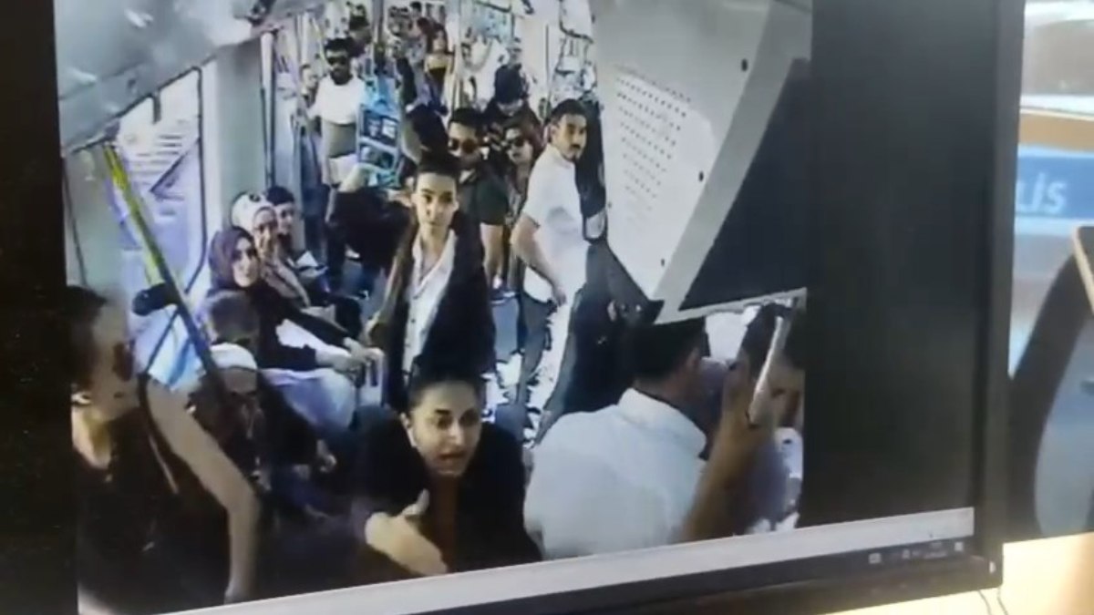 Marmaray’da çocuklu babaya yumruklu saldırı: Yeni görüntüler ortaya çıktı