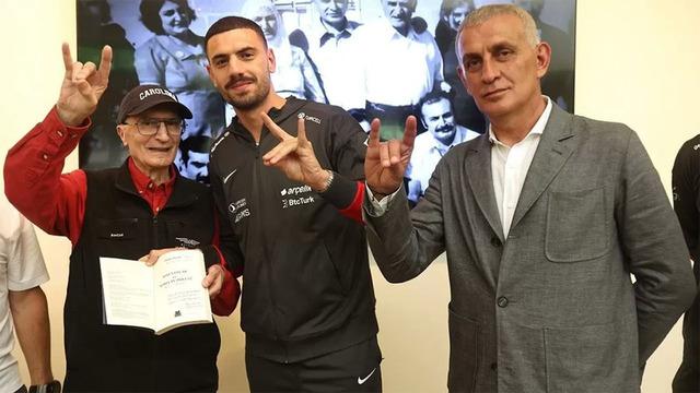 Merih Demiral’dan sonra şimdi de Hacıosmanoğlu’ndan Bozkurt selamı! Tüm dünyaya selam çaktı…