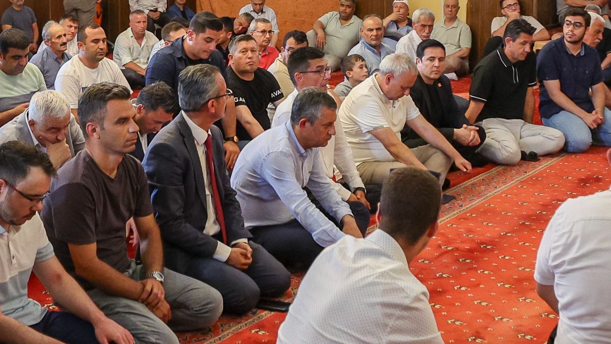 Özgür Özel, Ferdi Zeyrek için düzenlenen mevlidde yer aldı