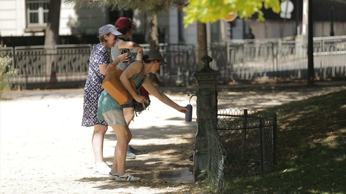 Paris’te sıcaklıklar 35 dereceye ulaştı